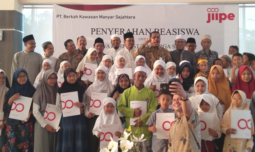 50 Outstanding Students in the JIIPE Industrial Zone Receive PT BKMS Scholarships